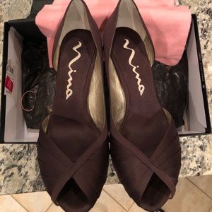 Nina brown pumps